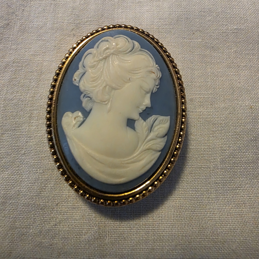 Beautiful Vintage Estee Lauder Blue Cameo Solid Perfume Compact.